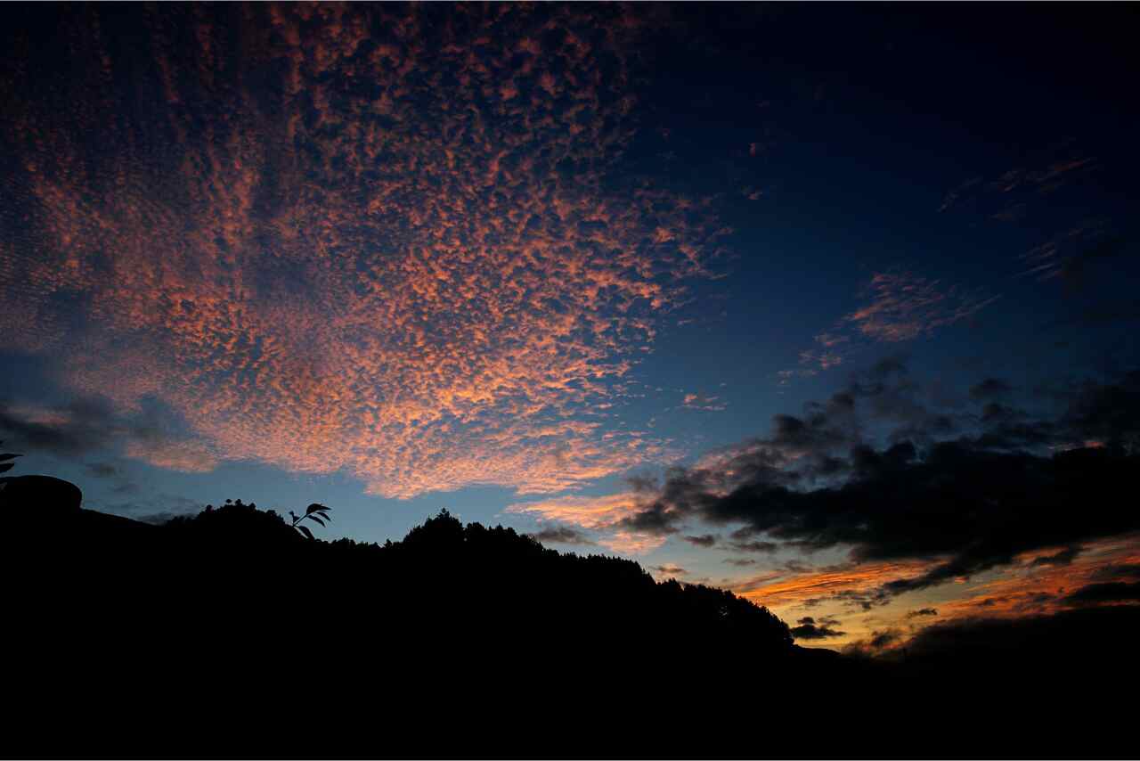 Dusky blue sky as the sun sets, creating a peaceful wallpaper.